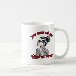 Frauen Tattooischer Single Frauen gekleidete Fraue Kaffeetasse