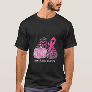 Frauen tragen im Oktober ein rosa Band-Kürbis-Brea T-Shirt
