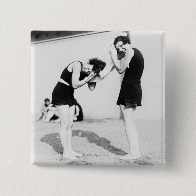 Frauen tränken am Strand ihr Haar Button (Vorderseite)