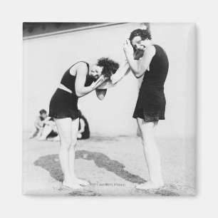 Frauen tränken am Strand ihr Haar Magnet