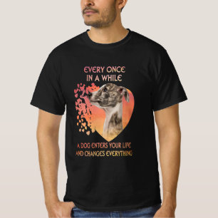 Frauen treten gelegentlich ein Hund ein T-Shirt
