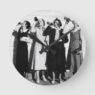 Frauen trinken Bier alte Fotografie Vintage-Bier Runde Wanduhr