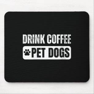 Frauen trinken Kaffee und streicheln Hunde Lustige Mousepad