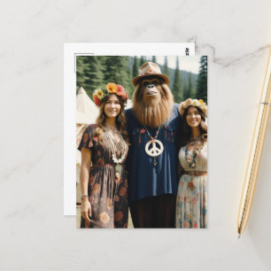 Frauen- und Sasquatch-Retro-Hippies-Festival Postkarte