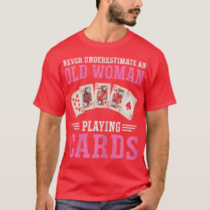 Frauen unterschätzen nie ein altes Frauenspiel T-Shirt
