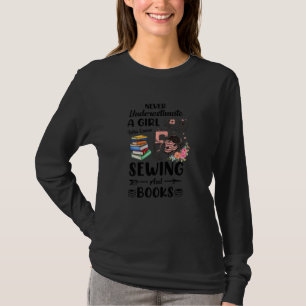 Frauen unterschätzen nie ein Mädchen, das Lieben n T-Shirt