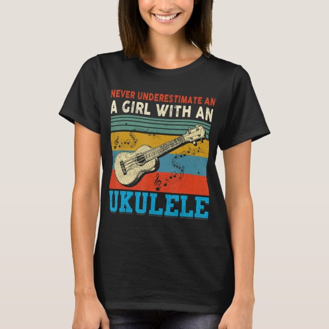 Frauen unterschätzen nie ein Mädchen mit einer Uku T-Shirt (Vorderseite)
