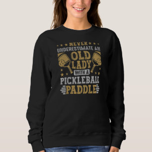 Frauen unterschätzen niemals eine alte Dame mit ei Sweatshirt