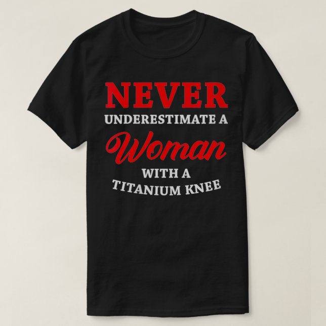 Frauen unterschätzen niemals eine Frau mit Titan T-Shirt (Design vorne)