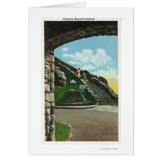 Frauen verlassen Treppe vom Gipfel (Vorne)