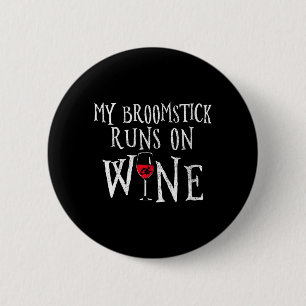 Frauenbesen läuft auf Wein - Lustige Hexe Button