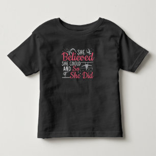 Frauengymnastik - Sie glaubte, sie könne Kleinkind T-shirt
