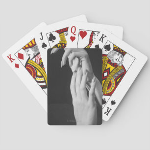 Frauenhände Spielkarten