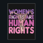 Frauenrechte sind Menschenrechte Postkarte<br><div class="desc">Das Design "Frauenrechte sind Menschenrechte" betont mutig die universelle Wahrheit, dass Frauenrechte ein integraler Bestandteil der Menschenrechte sind. Diese Empowerment-Botschaft fördert die Gleichheit und unterstützt den laufenden Kampf für die Geschlechtergerechtigkeit, was sie zu einer idealen Erklärung für diejenigen macht, die sich für den Wandel und die Gleichstellung von Frauen und...</div>