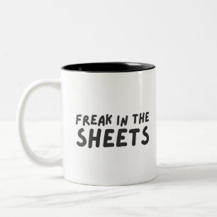 Freak dans les draps Mug à café à deux tons