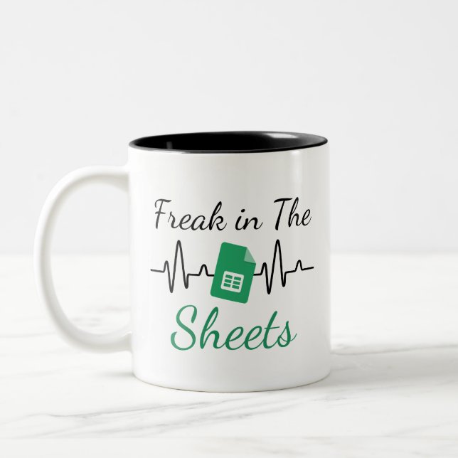 Freak in Sheets - Funny Acountant Zweifarbige Tasse (Links)