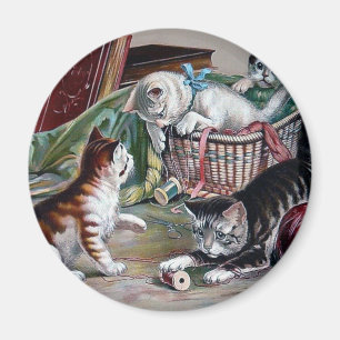 freche Kätzchenkatzen, die mit Garnantikenkunst Magnet