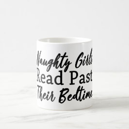Freche Mädchen gelesen hinter ihrer Schlafenszeit Kaffeetasse