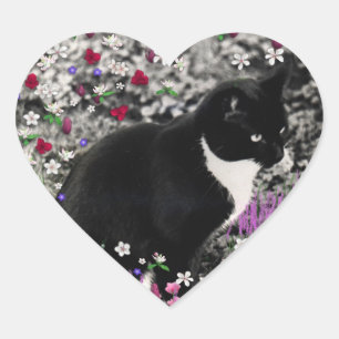 Freckles in Blume II - Tuxedo Kitty Cat Herz-Aufkleber