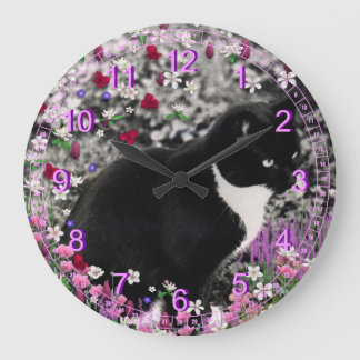 Freckles in den Blumen II - Schwarzweiss-Katze Große Wanduhr