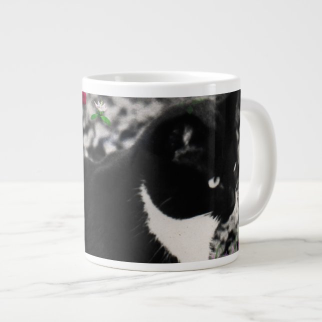 Freckles in den Blumen II - Schwarzweiss-Tux-Katze Jumbo-Tasse (Vorderseite Rechts)