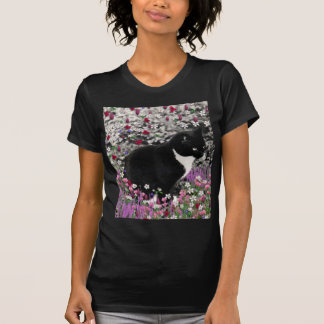 Freckles in den Blumen II - Tuxedo-Katze T-Shirt