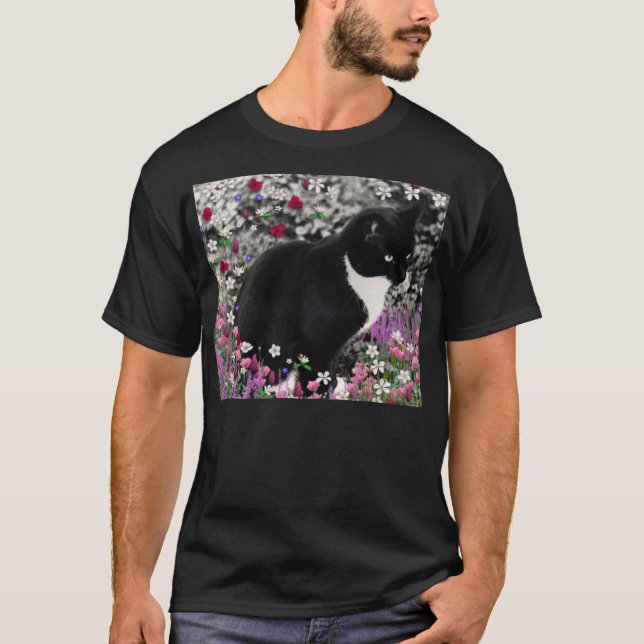 Freckles in den Blumen II - Tuxedo-Katze T-Shirt (Vorderseite)