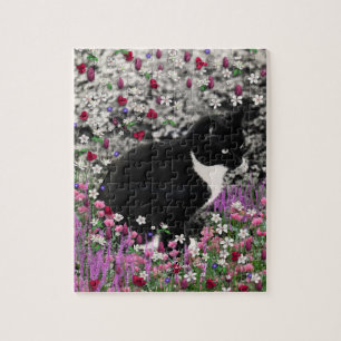 Freckles in den Blumen II - Tuxedokitty-Katze