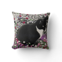 Freckles in den Blumen II - Tuxedokitty-Katze