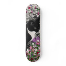 Freckles in den Blumen II - Tuxedokitty-Katze