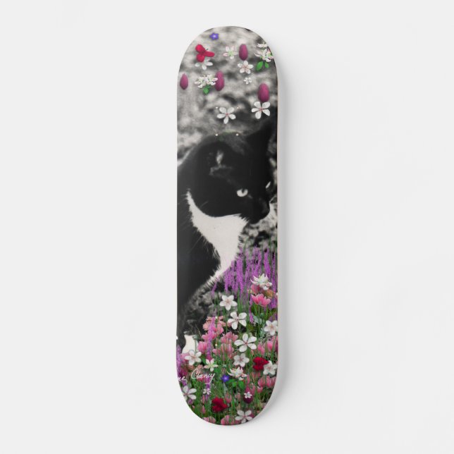 Freckles in den Blumen II - Tuxedokitty-Katze Skateboard (Vorderseite)