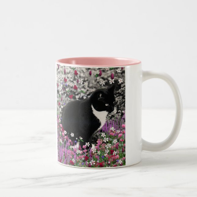 Freckles in den Blumen II - Tuxedokitty-Katze Zweifarbige Tasse (Rechts)
