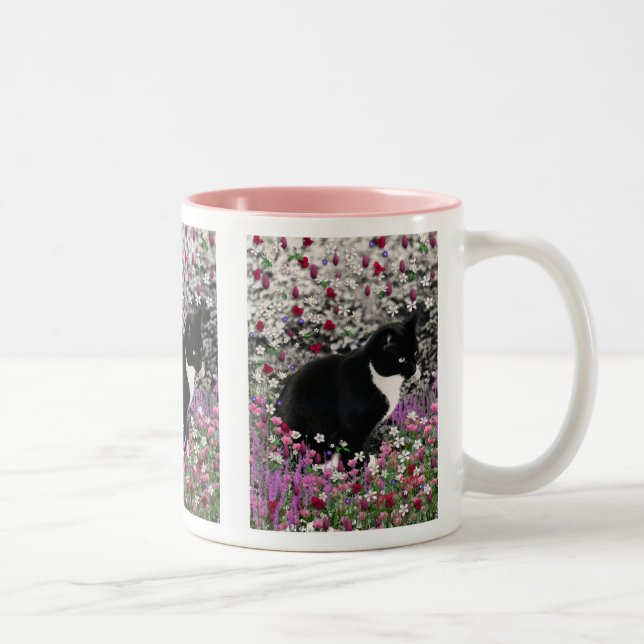 Freckles in den Blumen II - Tuxedokitty-Katze Zweifarbige Tasse (Rechts)
