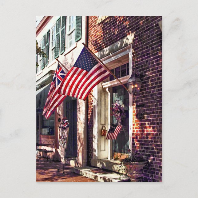 Fredericksburg VA - Straße mit amerikanischen Flag Postkarte (Vorderseite)