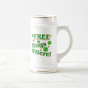 Free Hugs Here in green and Irish clovers Bierglas
