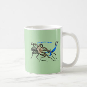 Freediving-Taucher, der über einen riesigen Oktopu Kaffeetasse