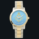 Freemason Geschenke | Light Blue Silver Gold Mason Armbanduhr<br><div class="desc">Klassische, hellblaue Uhren, die leicht für einen Mitbruder personalisiert werden können, oder sogar als Geschenke für die Offiziersunterkunft bei einer jährlichen Feier der Offiziersversammlung. Das luxuriöse Design zeigt ein goldenes Quadrat und ein Kompass-Freimaurersymbol über einem pulvrigen himmelblauen Hintergrund mit einer ombre Fade der dunklen Marine. In weißen gekrümmten Buchstaben unten...</div>