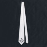 Freemason Necktie - Modern White Masonic Krawatte<br><div class="desc">Personalisierte, weiße und schwarze Freimaurer-Krawatte, die mit einem modernen Platz und Freimaurerkompass entworfen wurde. Fügen Sie Ihrem Tux oder Anzug eine klassische Touch mit dieser masonischen Krawatte hinzu und fühlen Sie sich frei, sie mit einer ergänzenden Farbe für sich selbst oder einen Mitbruder anzupassen. Sie suchen nach einzigartigen Geschenkideen für...</div>