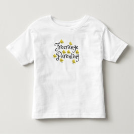 Freerange Eltern mit gelben Küken überall Kleinkind T-shirt