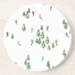 Freeride Alpine Skiern Skifahren Party Getränkeuntersetzer<br><div class="desc">Cooles Wintermotiv-Design mit Skifahrern, die Skipisten zwischen schneebedeckten Tannenbäumen in den Alpen abfahren. Freeride-Skifahrer tragen farbenfrohe Vintage Retroski-Anzüge und fahren mit Skiern auf weißem, schneebedecktem Bergland abwärts. Wunderschönes Wintersportspendengeschenk für Skifahrer in Ihrem Kreis von Freunden, Kollegen oder Familie. Whimsical Skier Kunstwerk Illustration Design. Skifahrer Ski Wohngestaltung, Skiteam, Skicoach Geschenk. Skifahrer...</div>