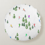 Freeride Alpine Skiern Skifahren Party Rundes Kissen<br><div class="desc">Cooles Wintermotiv-Design mit Skifahrern, die Skipisten zwischen schneebedeckten Tannenbäumen in den Alpen abfahren. Freeride-Skifahrer tragen farbenfrohe Vintage Retroski-Anzüge und fahren mit Skiern auf weißem, schneebedecktem Bergland abwärts. Wunderschönes Wintersportspendengeschenk für Skifahrer in Ihrem Kreis von Freunden, Kollegen oder Familie. Whimsical Skier Kunstwerk Illustration Design. Skifahrer Ski Wohngestaltung, Skiteam, Skicoach Geschenk. Skifahrer...</div>
