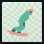 Freeride Snowboarder in grünem Anzug Checkered Steinuntersetzer<br><div class="desc">Coole skurrile Illustrationskunst von bunten Snowboardern,  Snowboarden in Bergen,  auf frischem Schneemulver. Snowboard und Xmas Outdoor Sport. Snowboarder Geschenke. Snowboarden Team Geschenke. Retro-verzogene Karos scheuerten sich beim Snowboarden.</div>