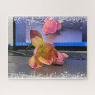 Freesia Blume auf der Tastatur