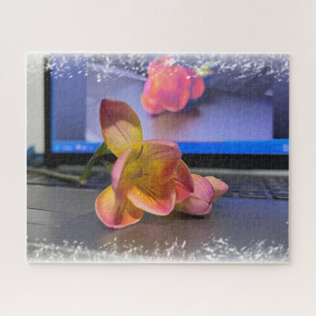 Freesia Blume auf der Tastatur (Horizontal)