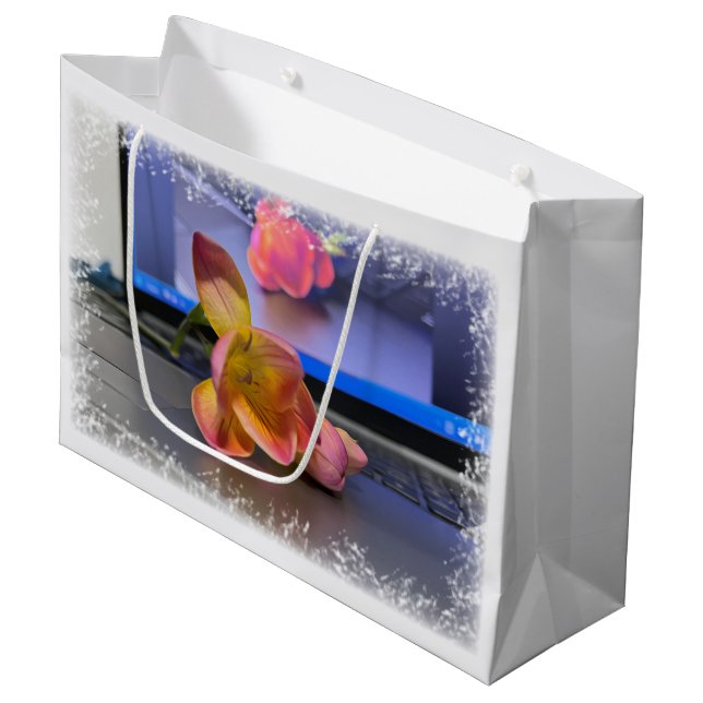 Freesia Blume auf der Tastatur Große Geschenktüte (Vorderseite Schrägansicht)