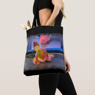 Freesia Blume auf der Tastatur Tasche