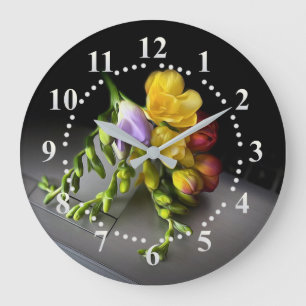Freesias im Rampenlicht Große Wanduhr