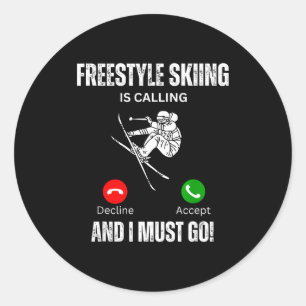 Freestyle-Skifahren ruft und ich muss gehen Runder Aufkleber