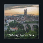 Freiburg Schweiz Foto Magnet<br><div class="desc">Die schöne Stadt Freiburg in der Schweiz bei Sonnenuntergang. Fügen Sie diesen Magneten Ihrem Kühlschrank hinzu,  ob Sie ein Souvenir gewollt haben oder gewollt haben,  um dieses Ziel in Ihre Schaufelliste aufzunehmen! Behalte,  ändert oder entfernt den Text nach Belieben.</div>