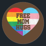 Freie Mama Hugs Gay Pride Transgender-Regenbogenfl Runder Aufkleber<br><div class="desc">Kostenlose Mama Hugs Gay Pride Transgender Rainbow Flag Geschenk. Perfektes Geschenk für Ihren Vater,  Mama,  Papa,  Männer,  Frauen,  Freunde und Familienmitglieder am Erntedank Tag,  Weihnachten,  Muttertag,  Vatertag,  4. Juli,  1776 Unabhängiger Tag,  Veteranen Tag,  Halloween,  Patrick's Day</div>